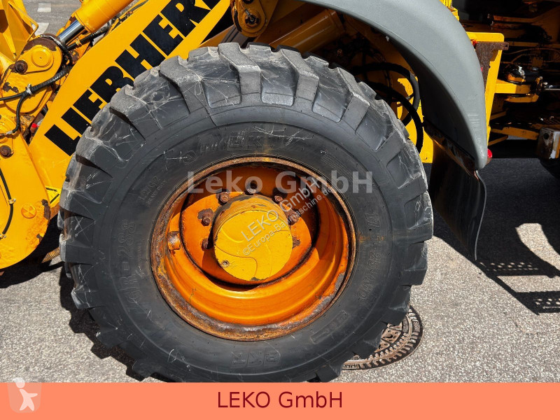 Liebherr Mit 3 Löffeln & 1 Gabel loader