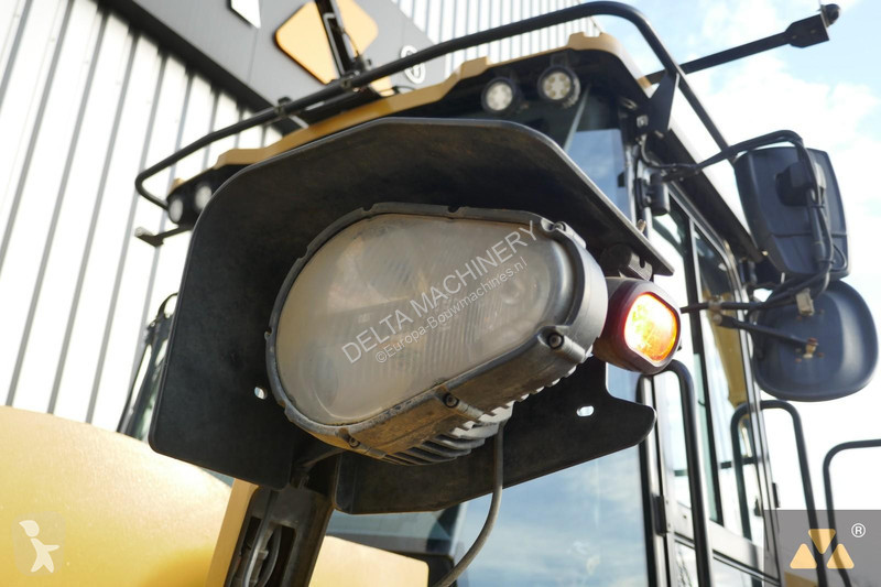 Nakladač Caterpillar M