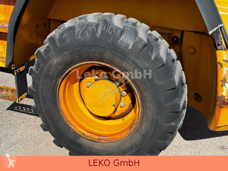 Liebherr Mit 3 Löffeln & 1 Gabel loader