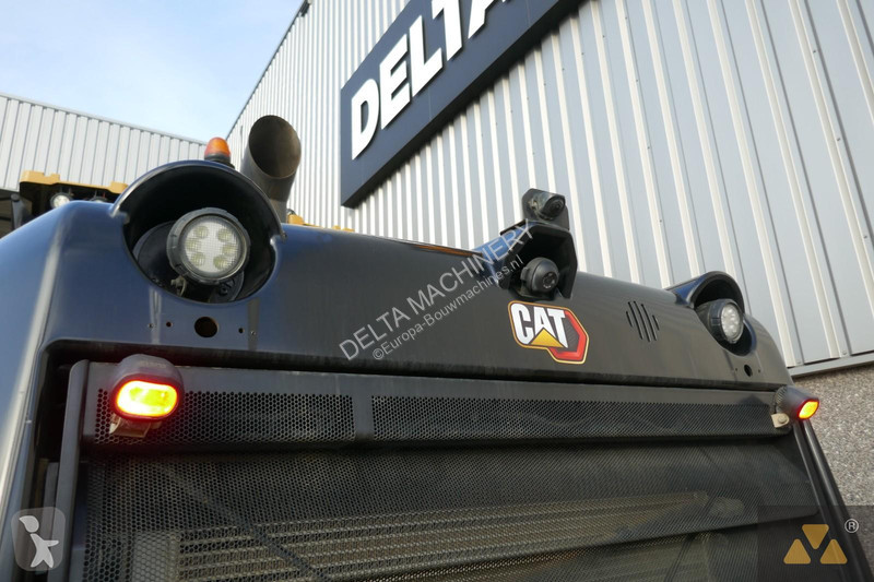 Nakladač Caterpillar M