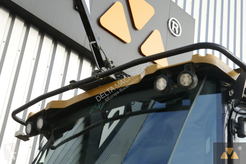 Nakladač Caterpillar M