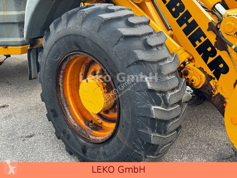 Liebherr Mit 3 Löffeln & 1 Gabel loader