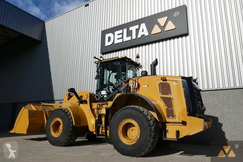 Nakladač Caterpillar M