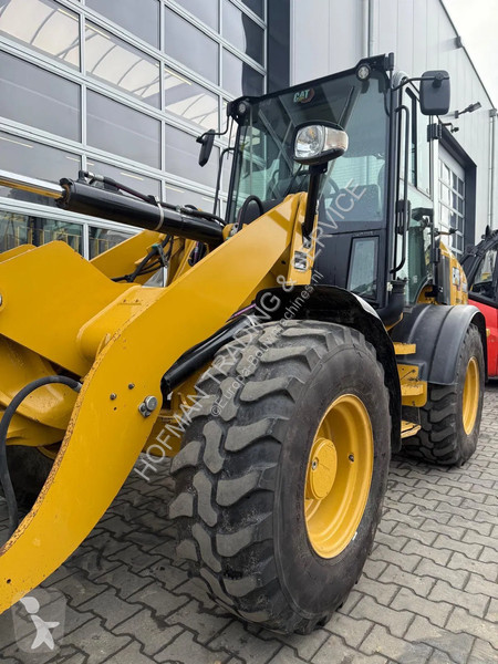 Nakladač Caterpillar M