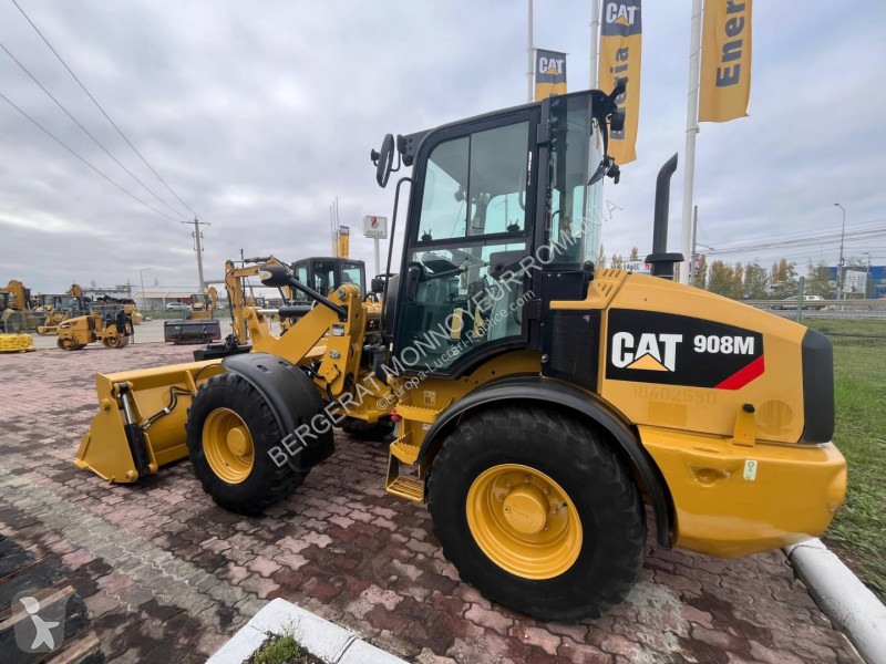 Nakladač Caterpillar 908M