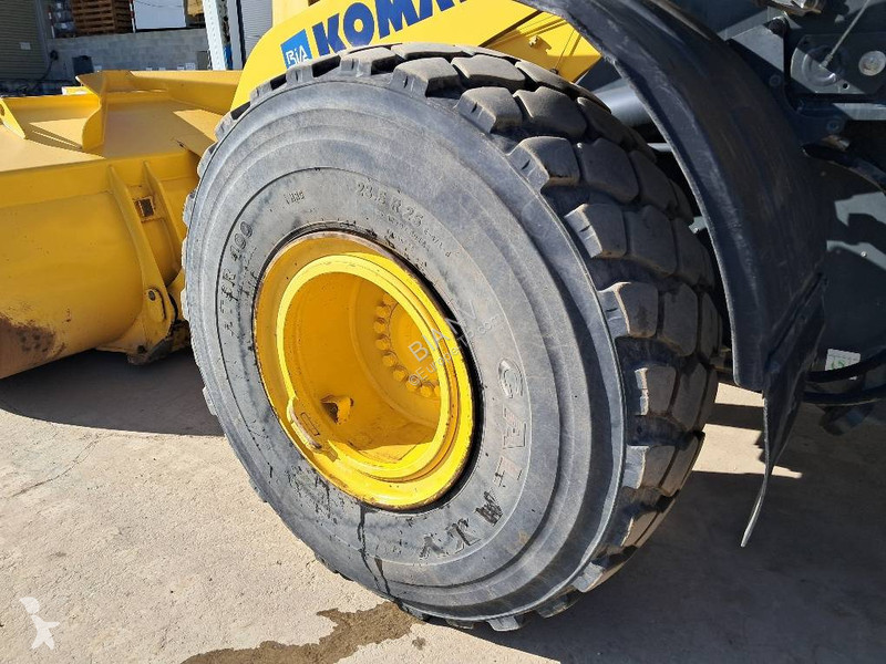Nakladač Komatsu 8E0