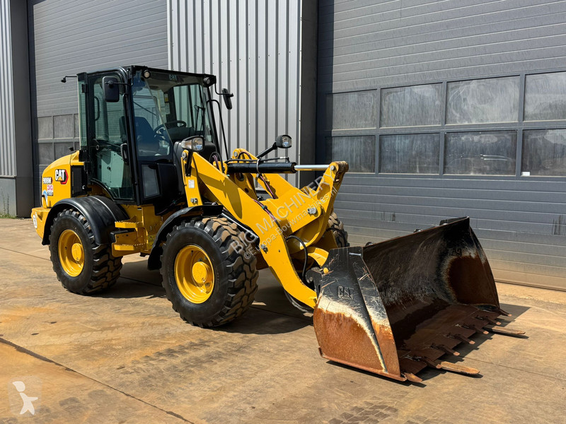 Nakladač Caterpillar M
