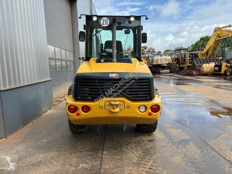 Nakladač Caterpillar M