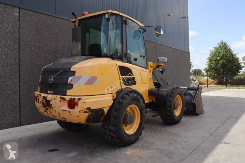 Nakladač Volvo L28F