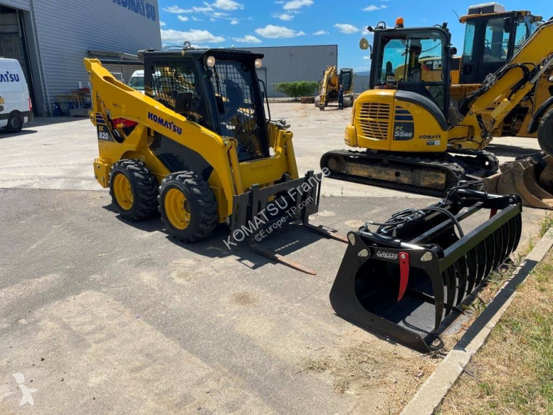 Nakladač Komatsu SK820-8E0