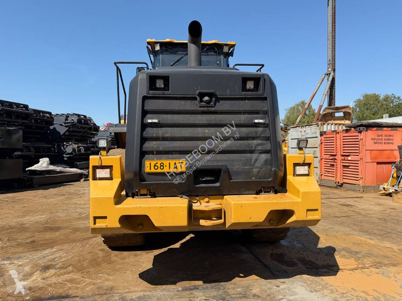 Nakladač Caterpillar M