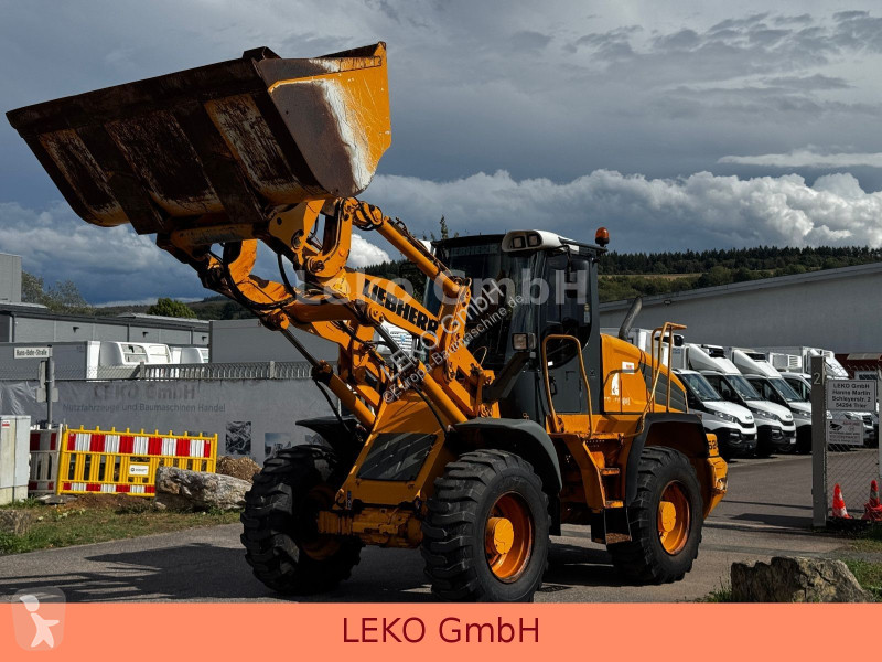 Liebherr Mit 3 Löffeln & 1 Gabel loader
