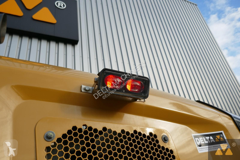 Nakladač Caterpillar M
