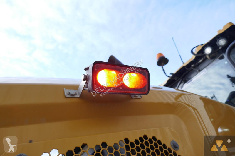Nakladač Caterpillar M