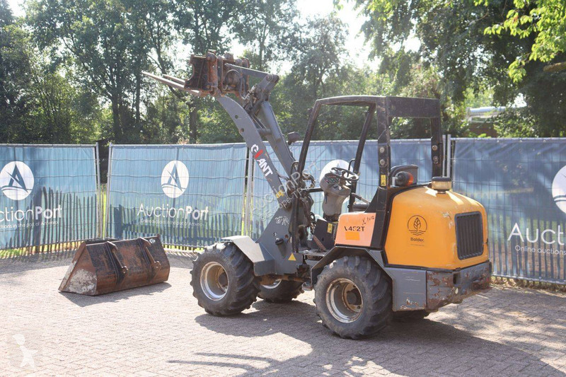 Nakladač Giant V452T