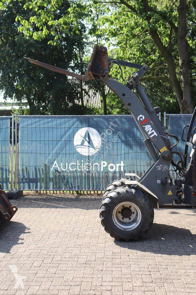 Nakladač Giant V452T
