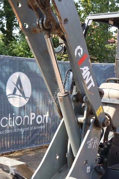 Nakladač Giant V452T