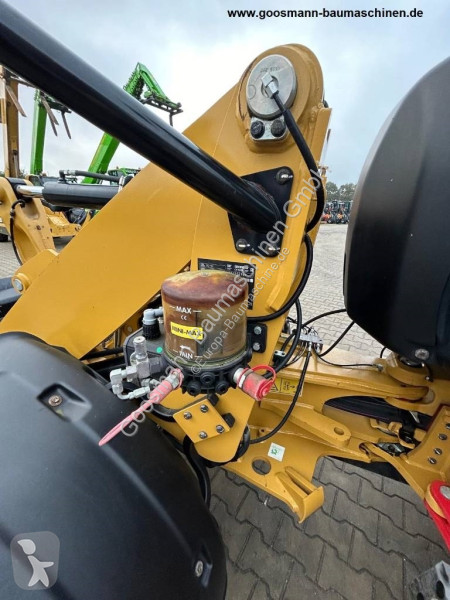 Nakladač Caterpillar 907 M