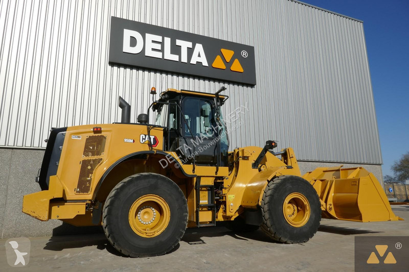Nakladač Caterpillar M