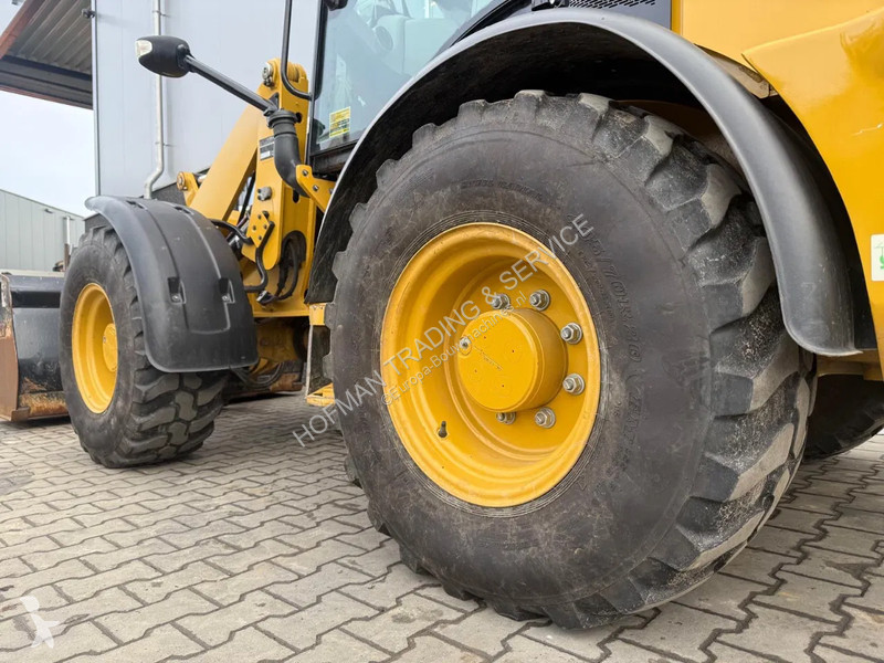 Nakladač Caterpillar M