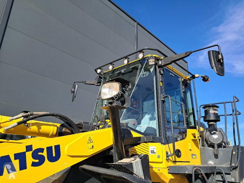 Nakladač Komatsu 8E0