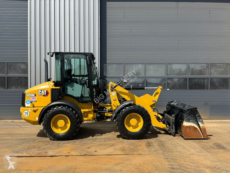 Nakladač Caterpillar M
