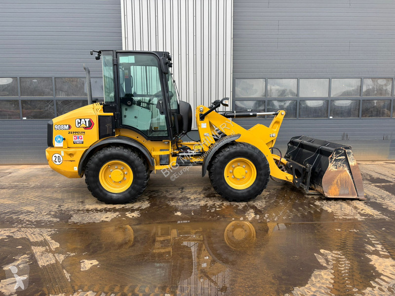 Nakladač Caterpillar M