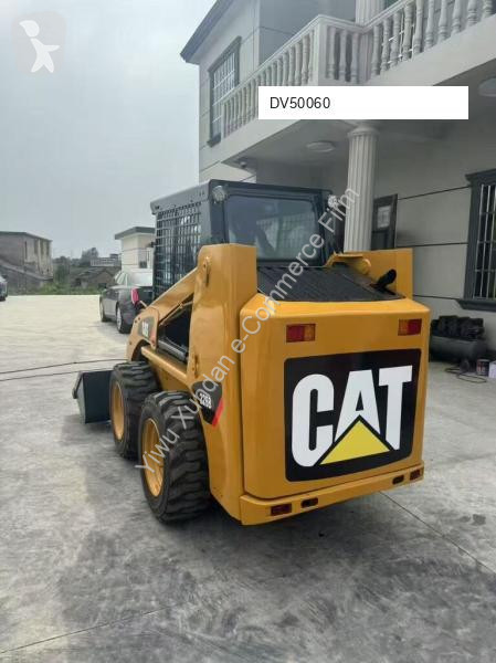 Nakladač Caterpillar 3