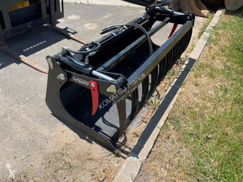 Nakladač Komatsu SK820-8E0