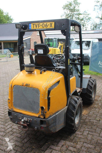 Nakladač Giant V452T