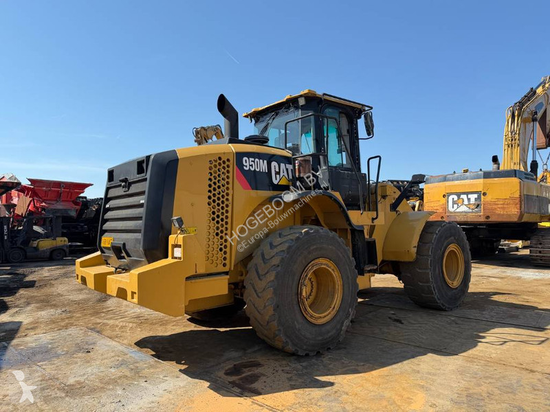 Nakladač Caterpillar M