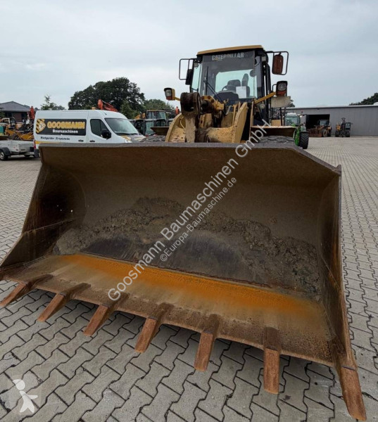 Навантажувач Caterpillar