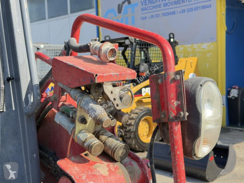 Shovel Takeuchi TL10V-2