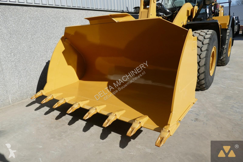 Nakladač Caterpillar M