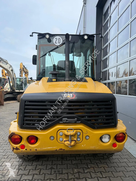 Nakladač Caterpillar M
