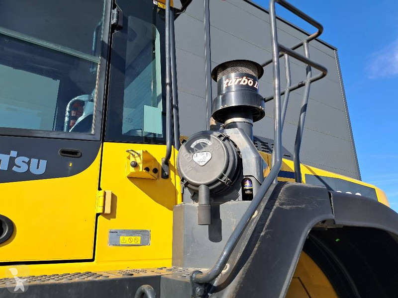 Nakladač Komatsu 8E0