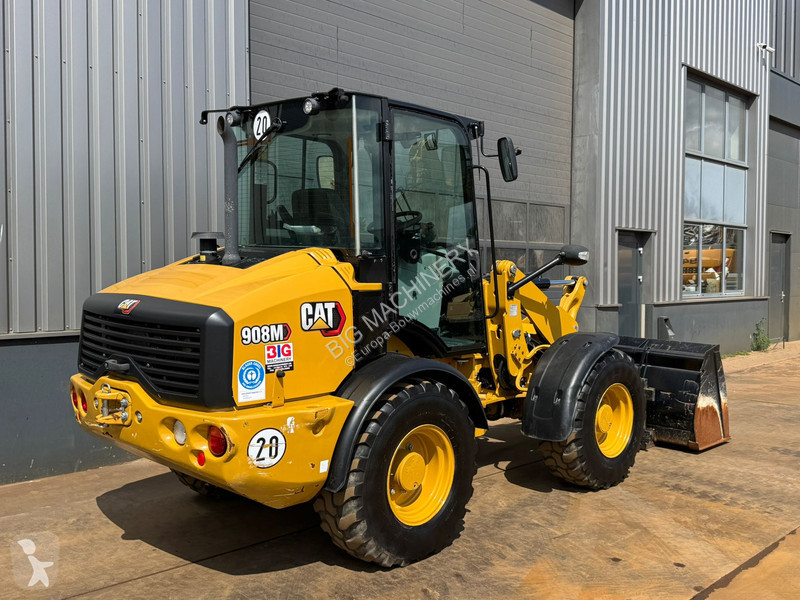 Nakladač Caterpillar M