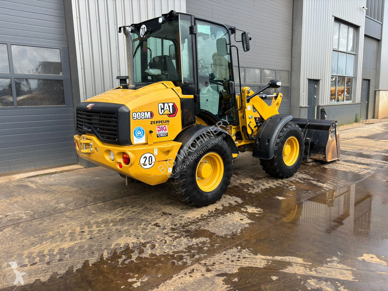 Nakladač Caterpillar M