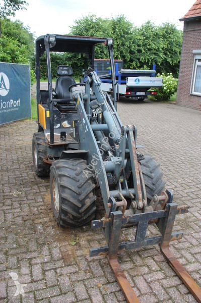 Nakladač Giant V452T