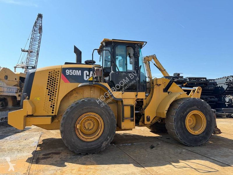 Nakladač Caterpillar M