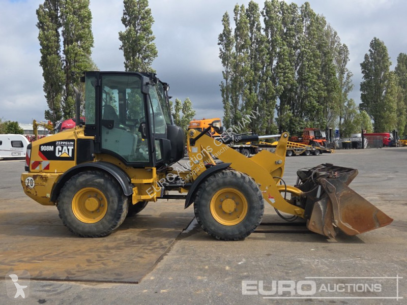 Навантажувач Caterpillar 908M