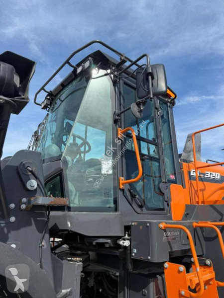 Chargeuse Doosan DL320-7