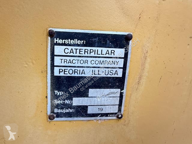 Nakladač Caterpillar 943