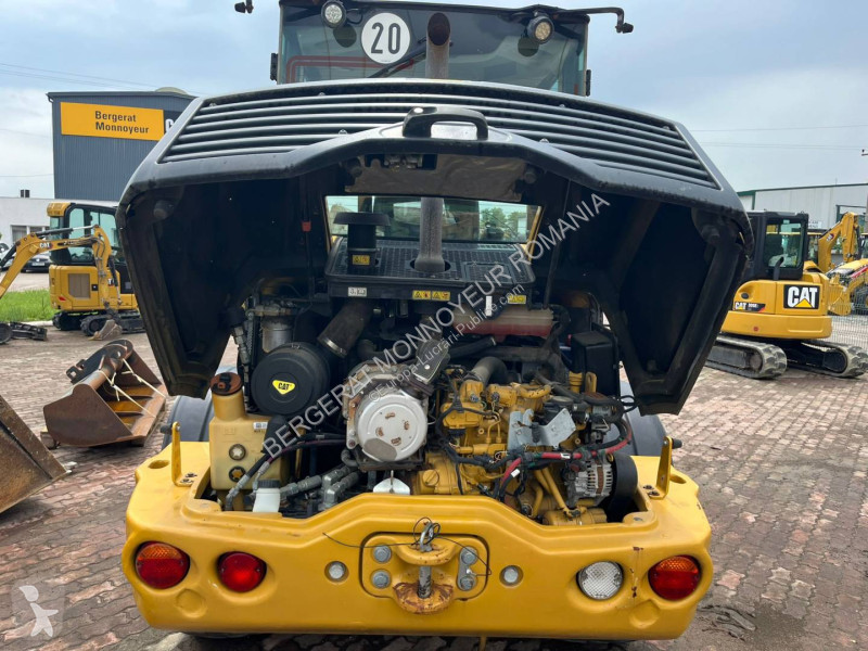 Nakladač Caterpillar 908M