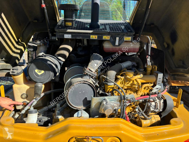 Nakladač Caterpillar 906M