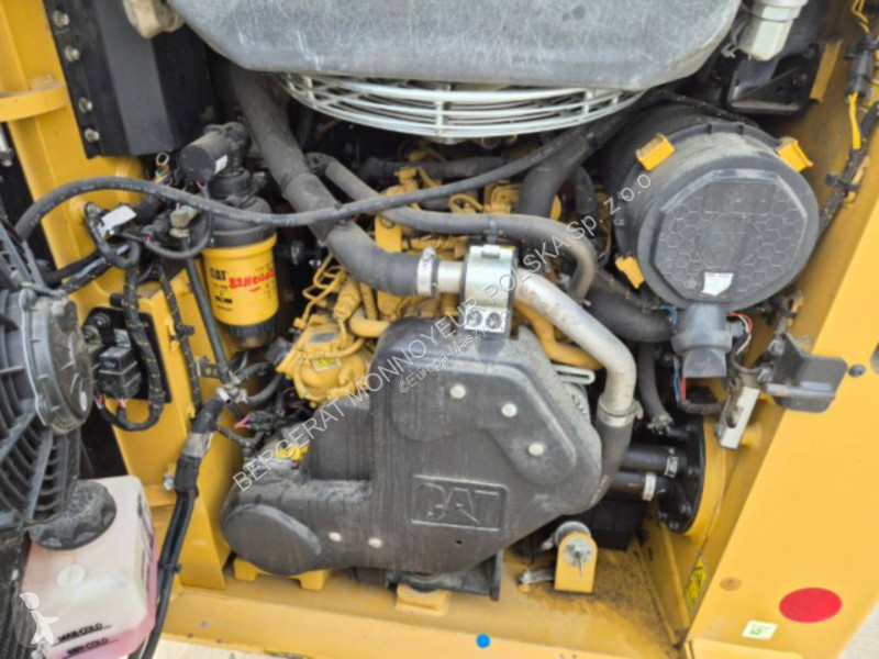 Nakladač Caterpillar 232D3