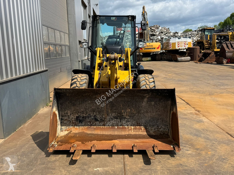Nakladač Caterpillar M