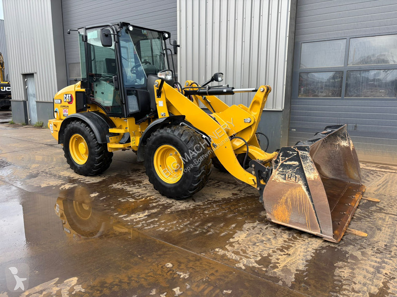 Nakladač Caterpillar M