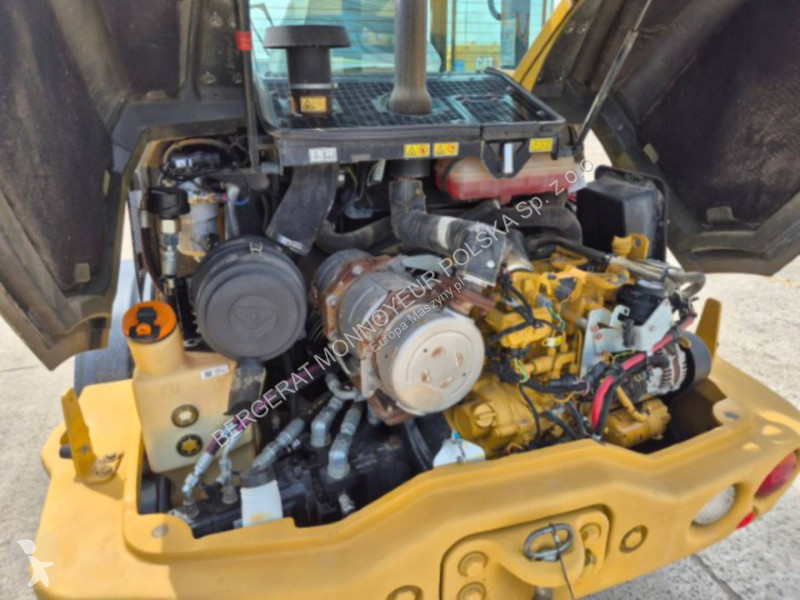 Nakladač Caterpillar 906M