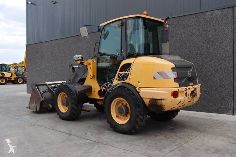 Nakladač Volvo L28F